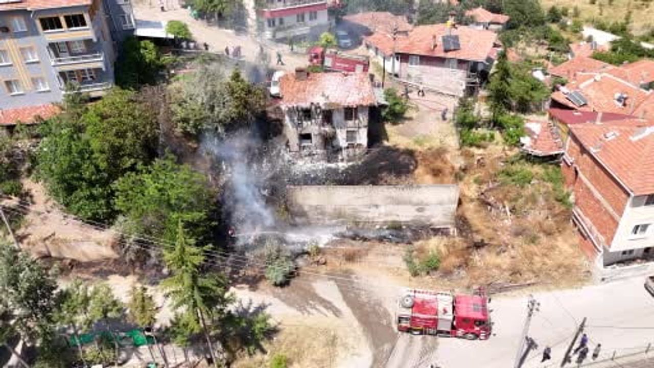 Ot yangınının sıçradığı ahşap ev ve araç itfaiye ekipleri tarafından kurtarıldı