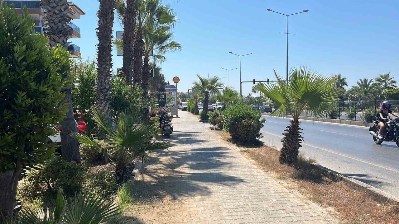 Otel kapısındaki motosikletin gece vakti kayboluşu kamerada