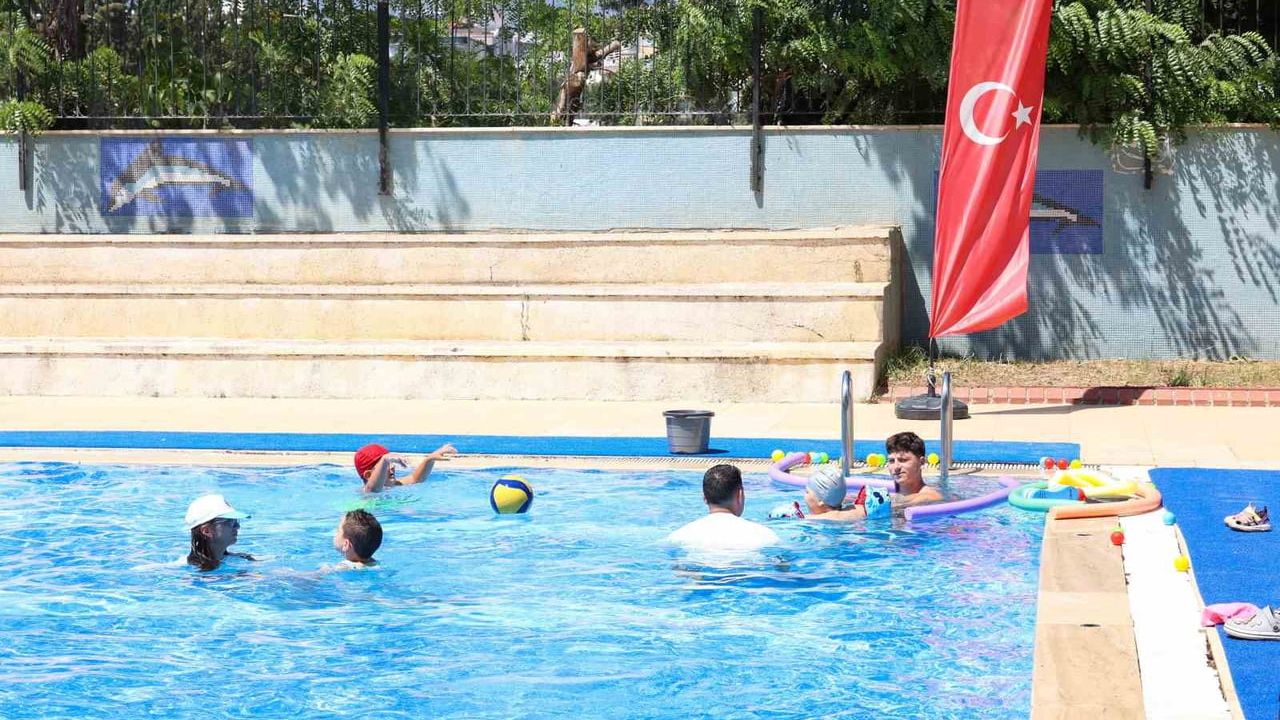 Otizmli çocuklar yüzme eğitimiyle güçleniyor