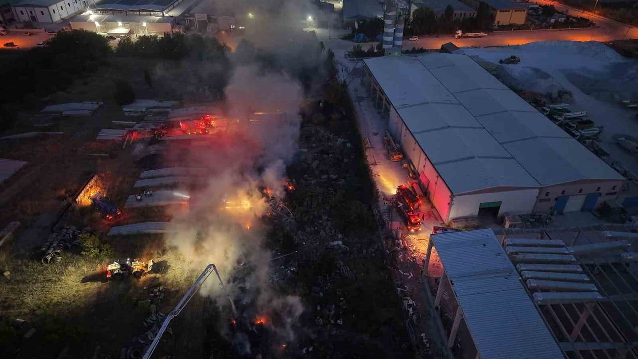 Otluk yangını fabrika bahçesine sıçradı, itfaiye müdahalesiyle söndürüldü