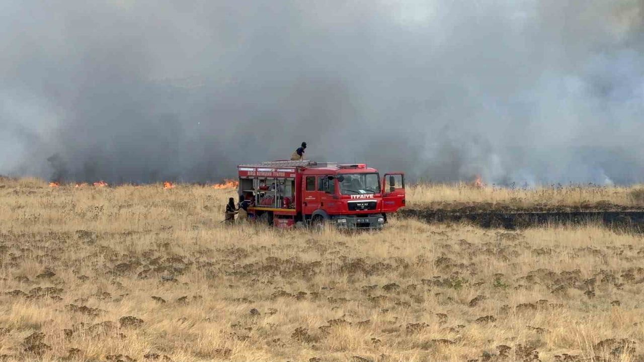 Otluk yangını Yenişehir Havalimanı girişinde kısa süreli paniğe yol açtı