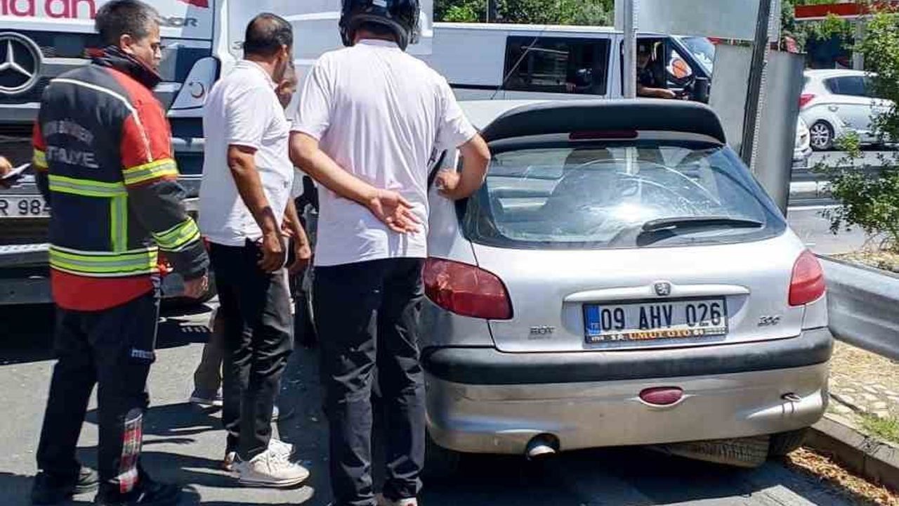 Otoban bağlantı yolunda çarpışma: iki kişi araçta sıkıştı, itfaiye kurtardı
