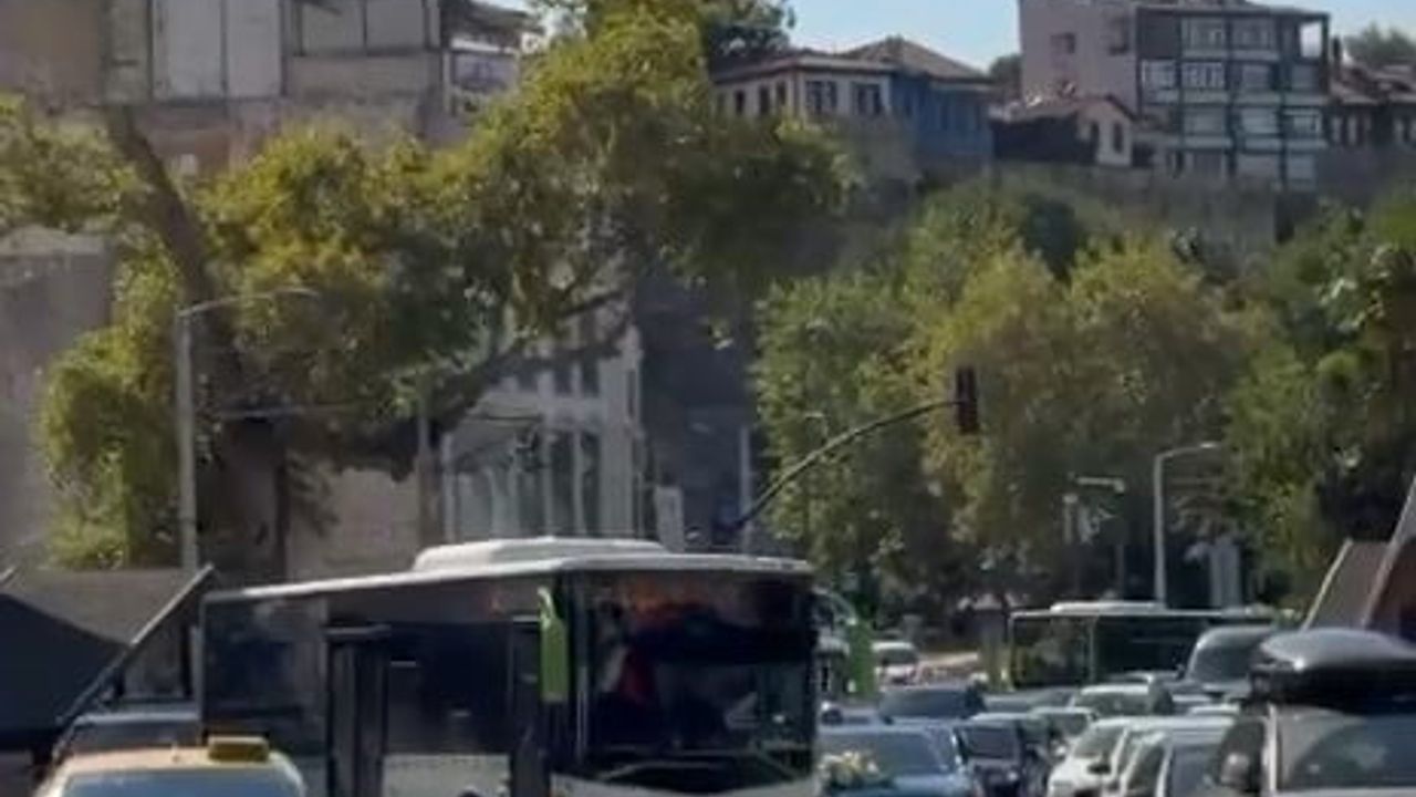 Otobüs, düğün konvoyunun önünü kesti: damattan zarflı teşekkür