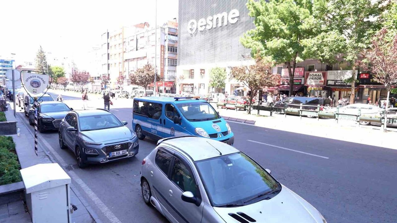 Otobüs duraklarında güvenlik için sıkı zabıta denetimi