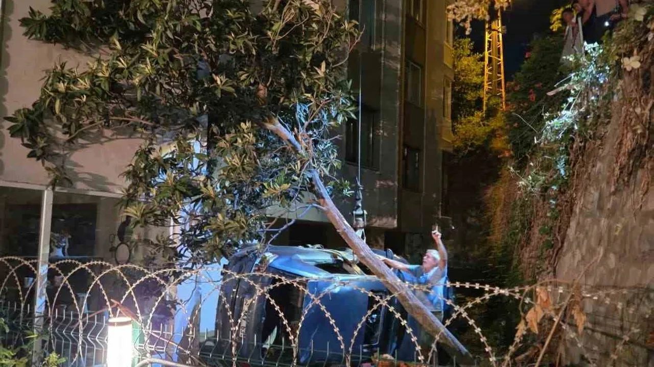 Otomobil 15 metrelik apartman boşluğuna düştü: 2 yaralı