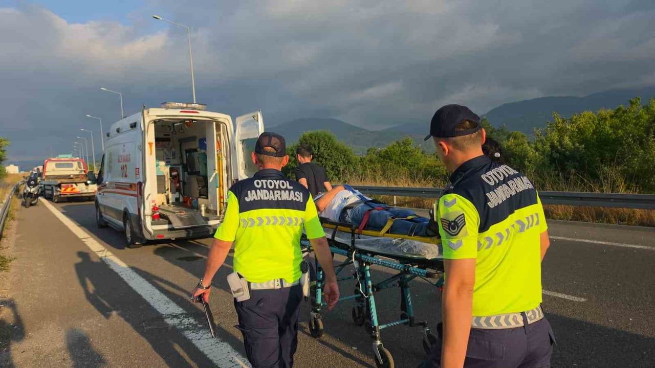 Otomobil bariyerlere saplandı: 3 yaralı
