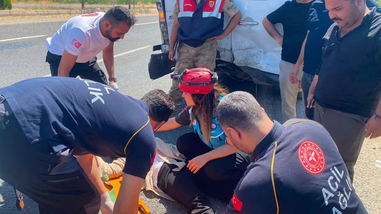 Otomobil minibüse arkadan çarptı: Şanlıurfa'da 12 yaralı