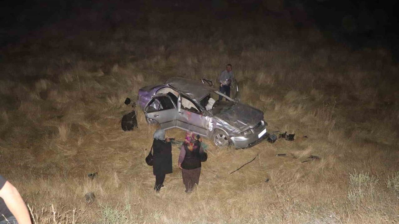 Otomobil takla atarak şarampole uçtu: 3 yaralı