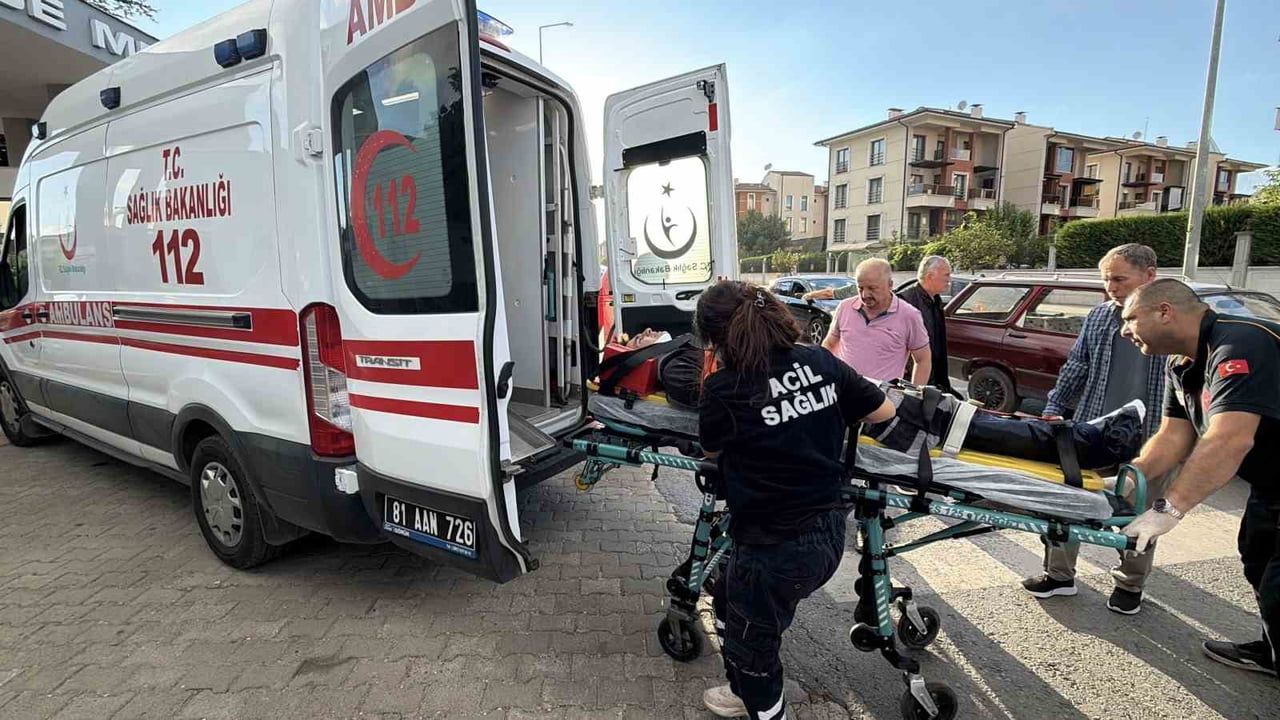 Otomobile çarpmamak için manevra yapan genç elektrikli bisiklet sürücüsü yaralandı