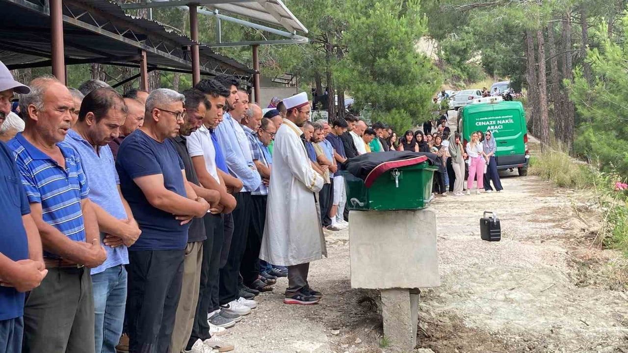 Otomobilin çarptığı avukat cübbesi ile uğurlandı