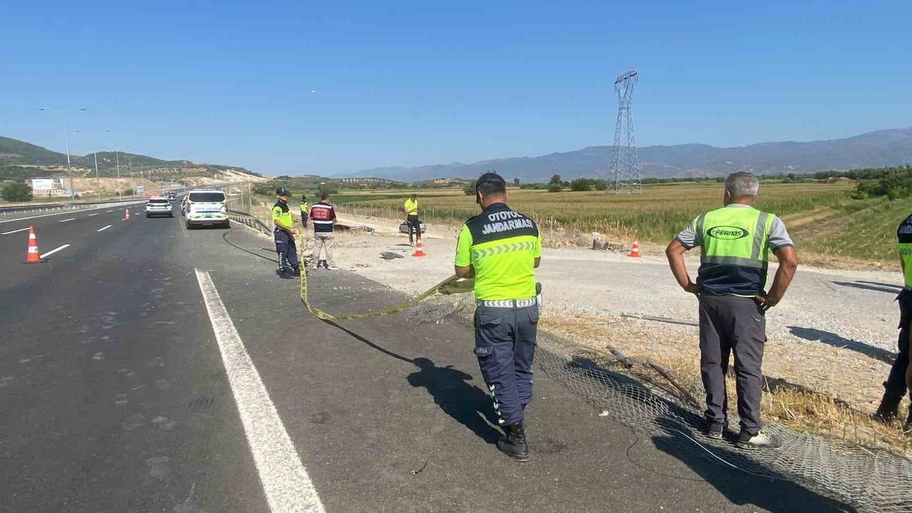 Otoyolda kontrolden çıkan otomobil bekçi kulübesini yıktı: bir ölü, bir yaralı