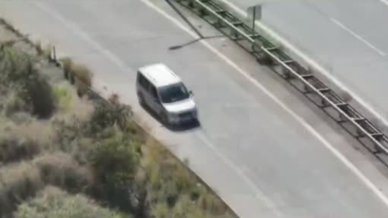 Otoyolda ters yönde geri manevra yapan sürücü dronla yakalandı