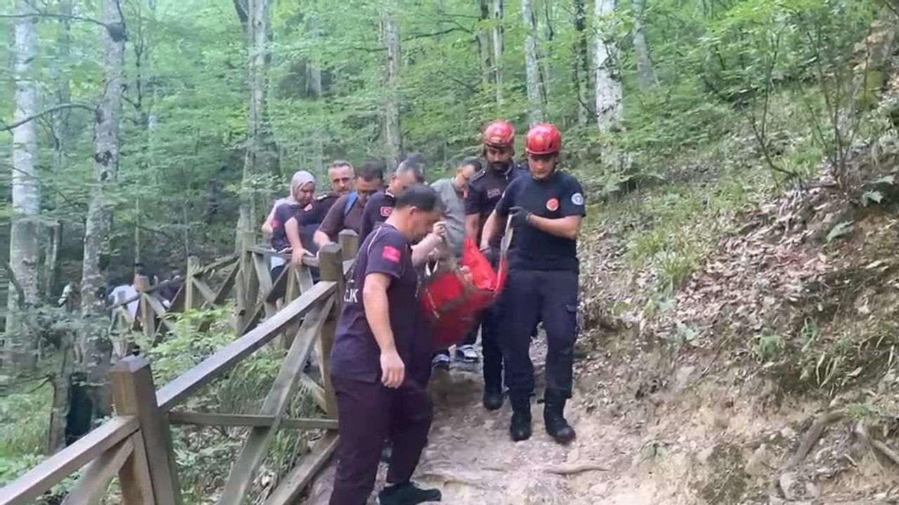 Oylat şelalesi'nde düşen kadın ekiplerin iki kilometrelik çalışmasıyla kurtarıldı