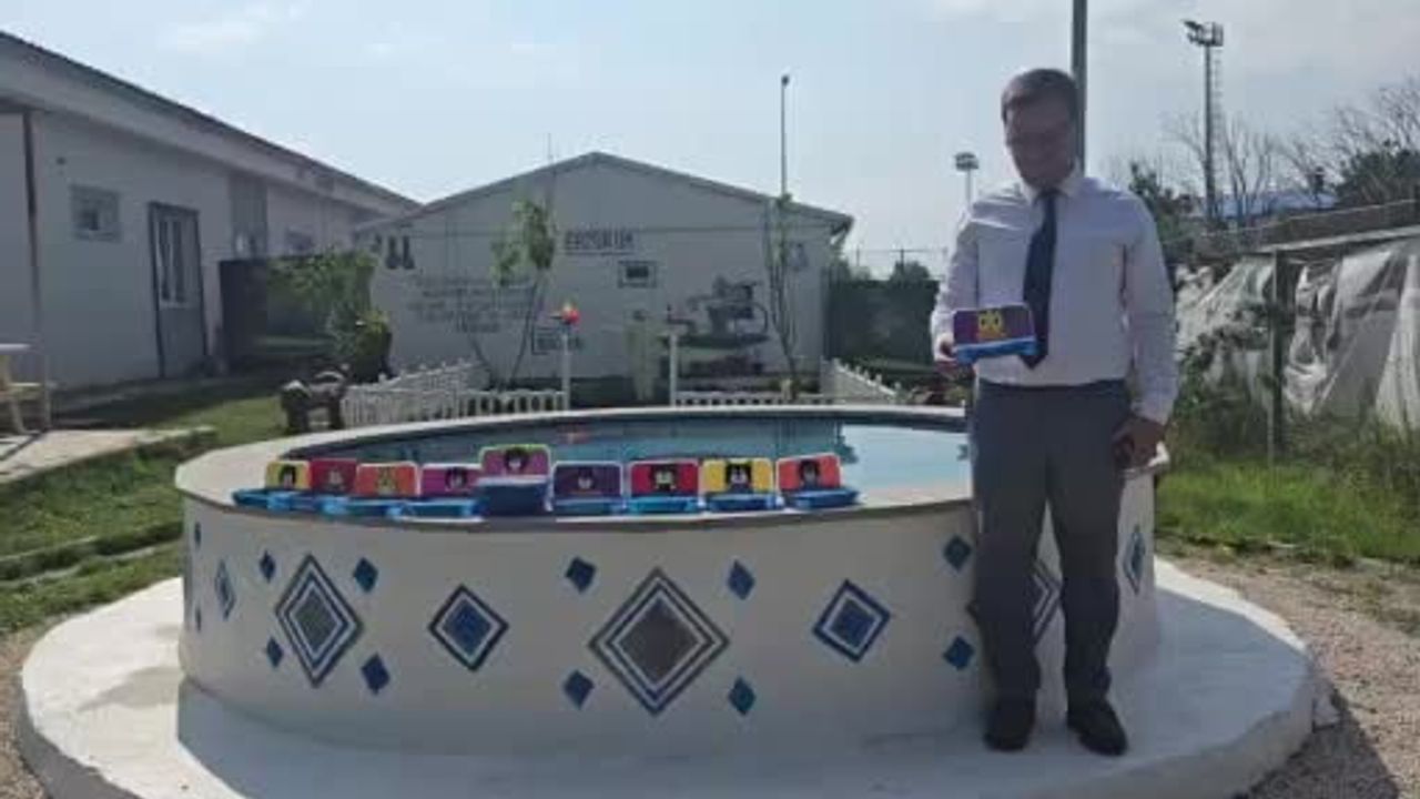 Özel çocuklardan sokak hayvanlarına renkli mama kapları