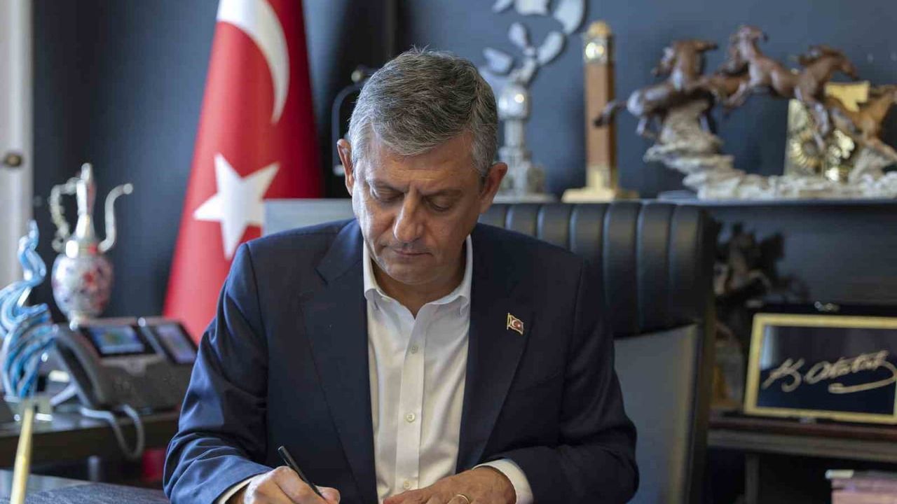 Özgür Özel Yeni Parti kurucular kuruluna katıldı, CHP'den istifa etti