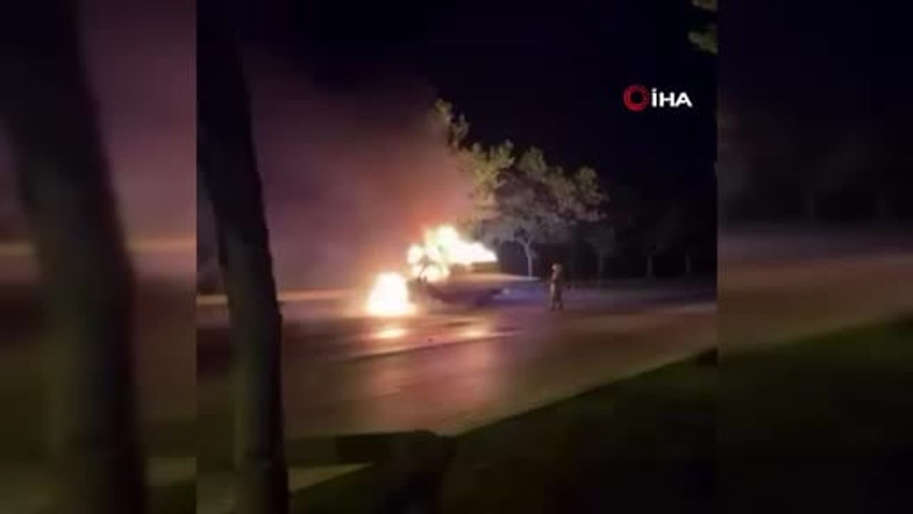 Paketi teslim eden kurye kapıyı tekmeleyerek açmaya çalıştı
