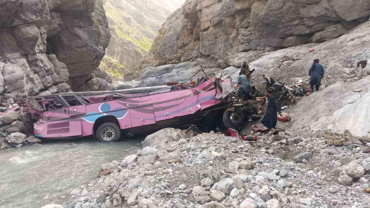 Pakistan'da otobüs dev çukura uçtu: 40 ölü, 8 yaralı
