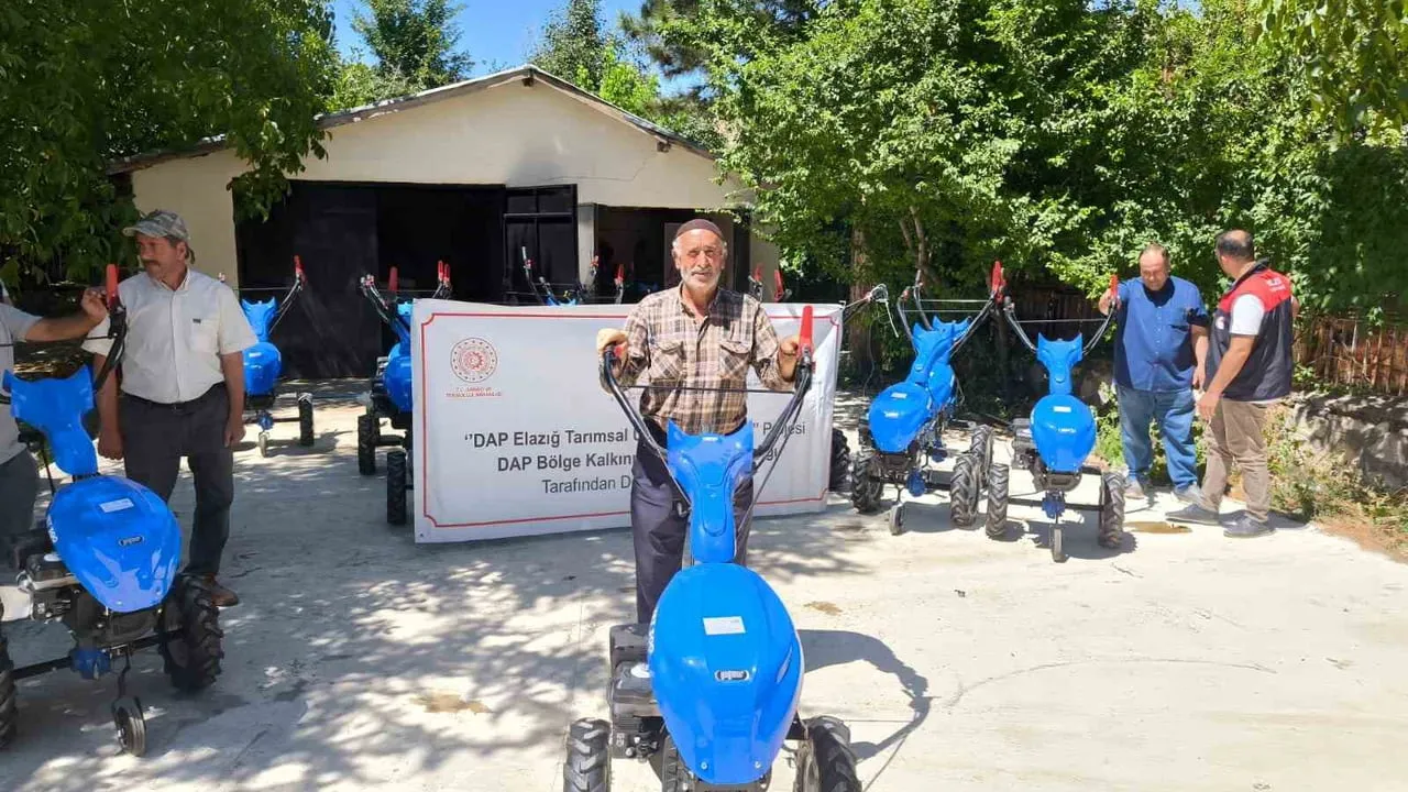 Palu'da çiftçilere yüzde 70 hibeyle 40 çapa makinesi ve 1 üzüm sıkma makinesi dağıtıldı