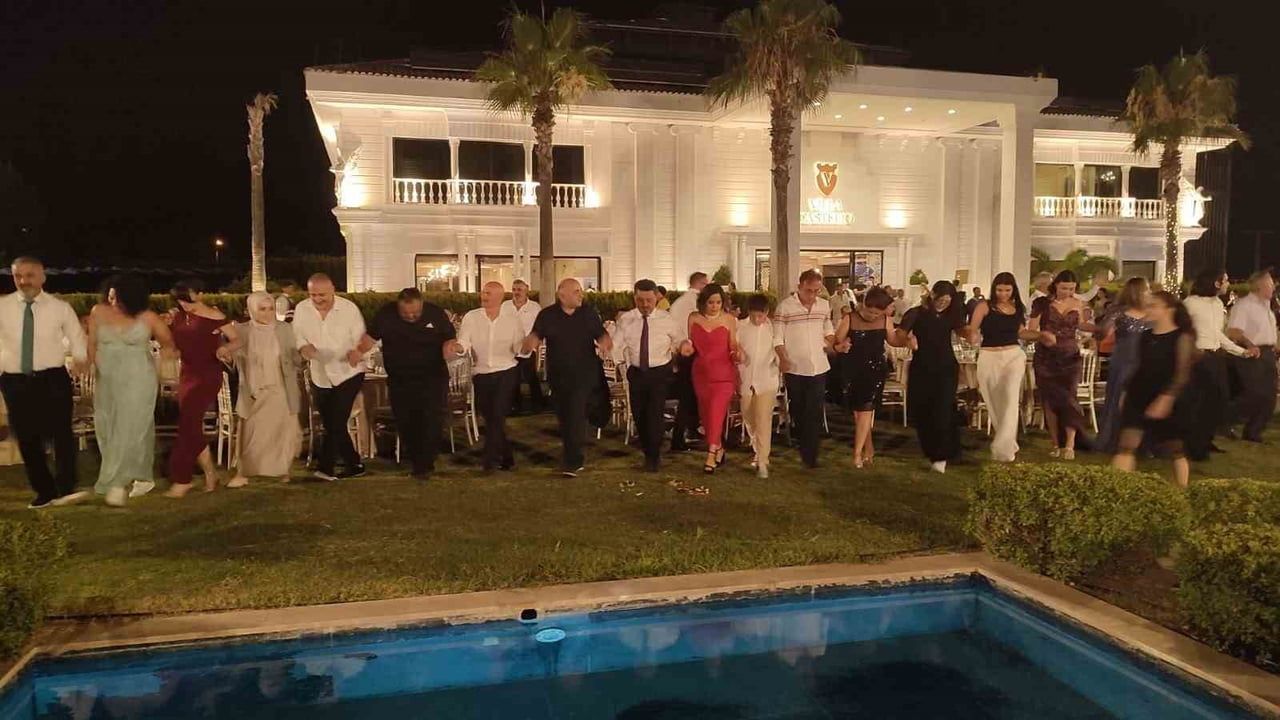 Pamukkale'de düğünde Karadeniz ezgileri ve horon coşkusu