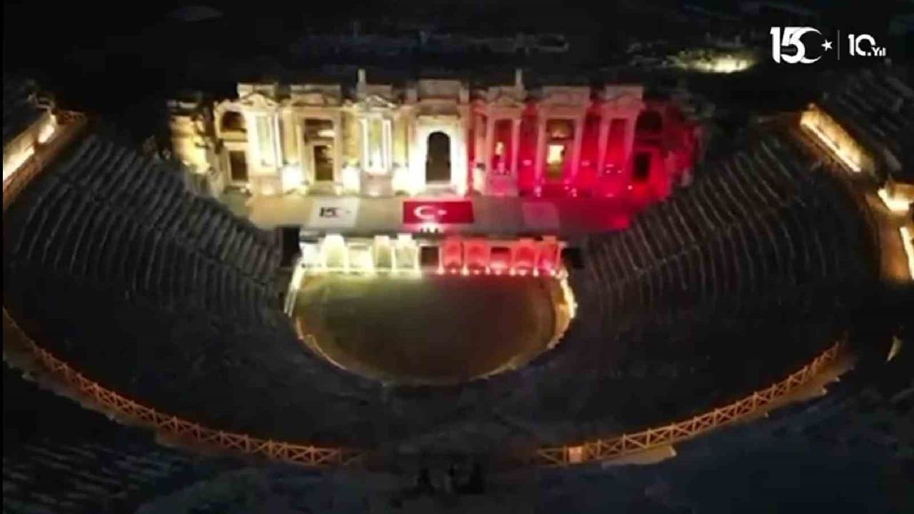 Pamukkale ve Hierapolis 15 Temmuz anısına kırmızı ve beyaza büründü
