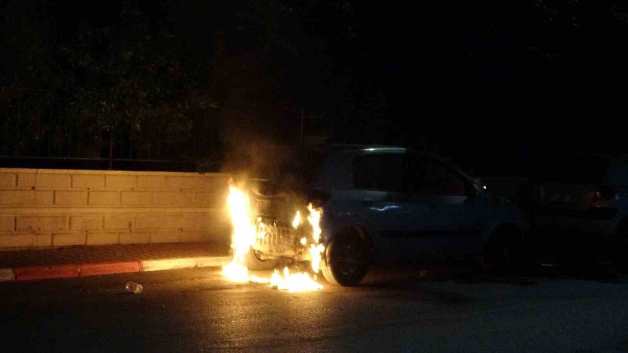 Park halindeki araç alev aldı, vatandaşlar su şişeleriyle müdahale etti