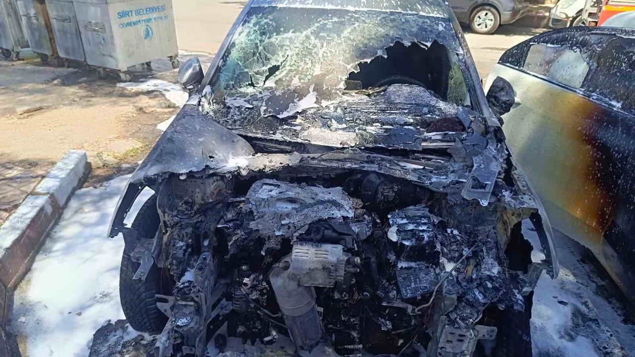 Park halindeki otomobil alev aldı, yangın diğer araca da sıçradı