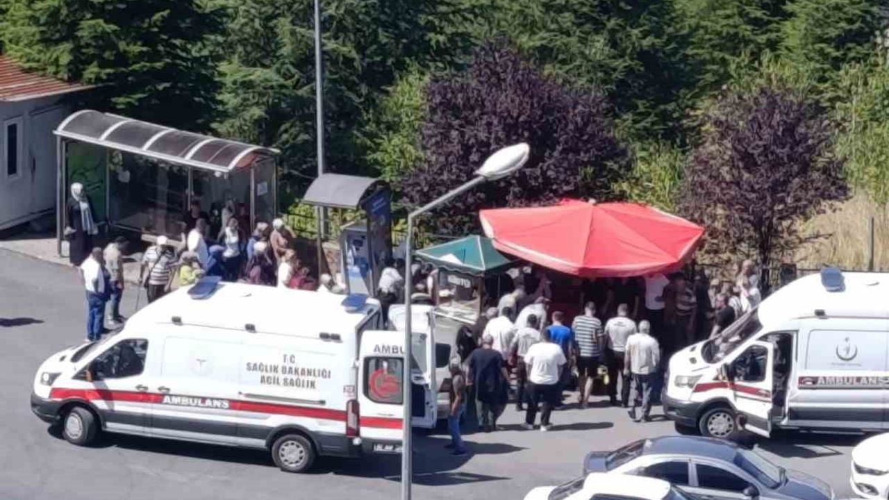 Park halindeki otomobil rampa aşağı kaydı: simitçiye ve yayalara çarptı