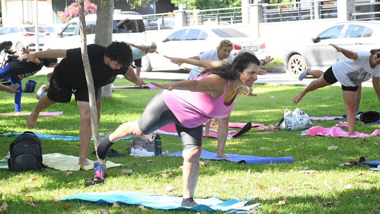 Parkta sporla başlayan gün: Kuşadası'nda sabah hareketliliği