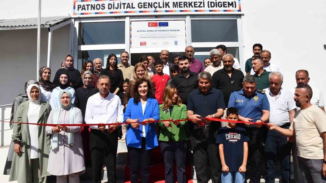Patnos'ta gençlerin teknoloji merkezi hizmete girdi