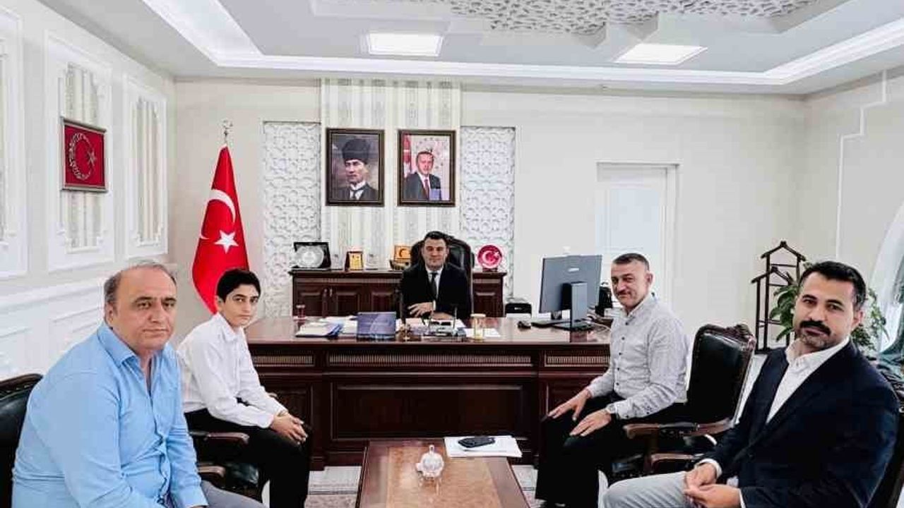Patnos'ta LGS birincisi Muhammed Yusuf Işık'a kaymakam Dertlioğlu'ndan ödül