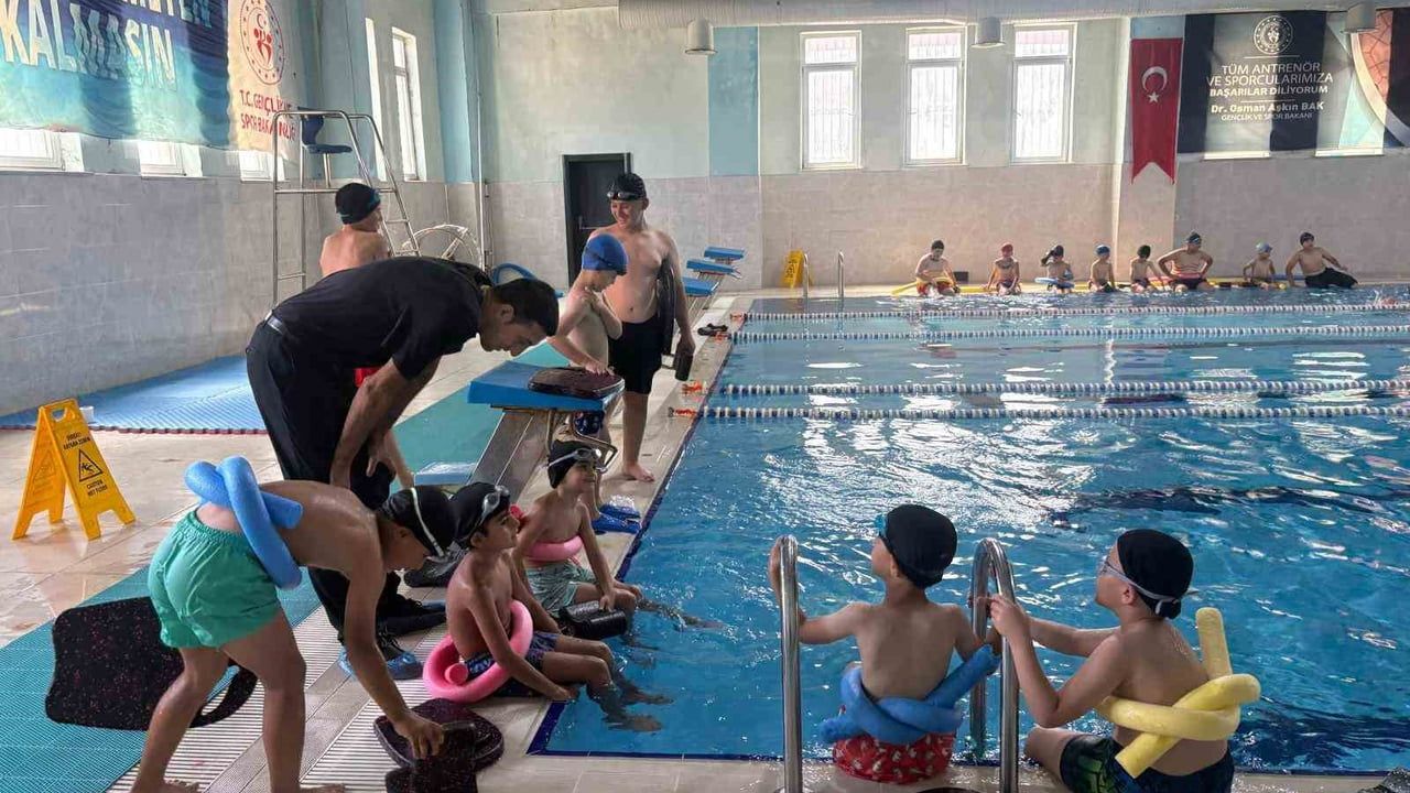 Patnos'ta yarı olimpik havuz çocuklara güvenli yüzme becerisi kazandırıyor