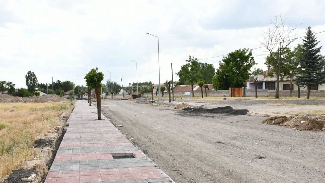 Patnos'ta yol ve kaldırım çalışmalarını Abdulhalik Taşkın yerinde inceledi
