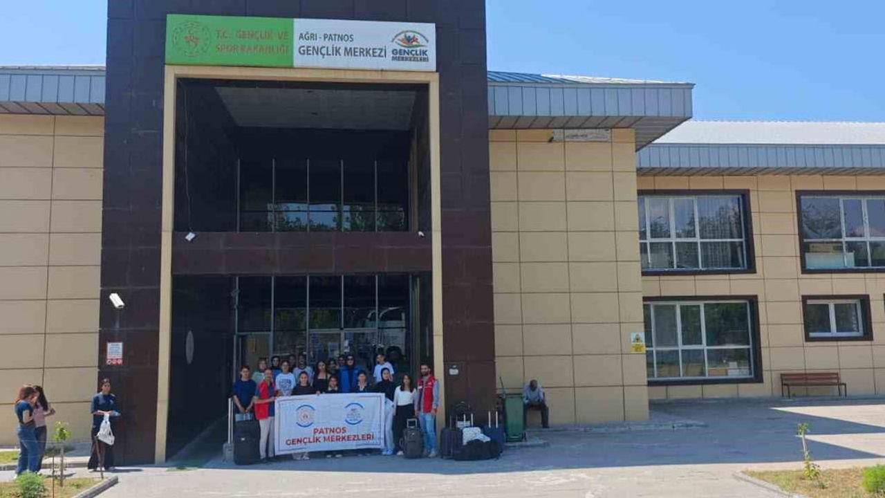 Patnos'tan 15 kız öğrenci 'Bir Destandır Çanakkale' programına katıldı