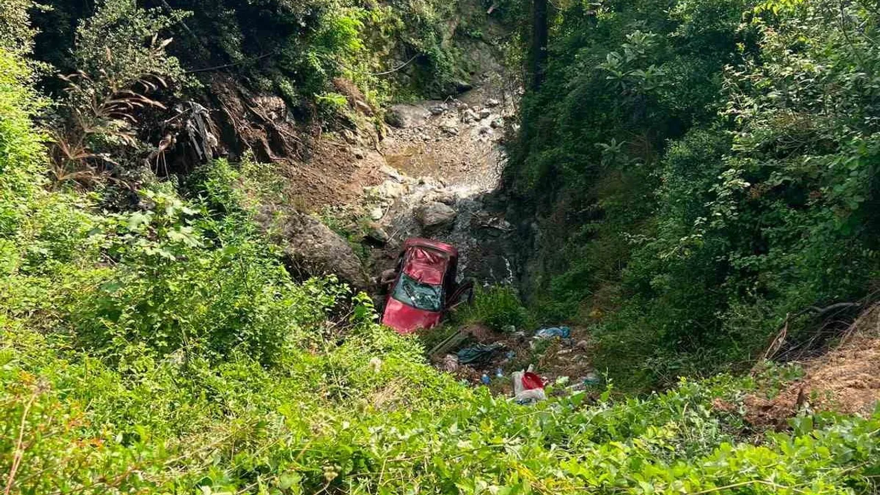 Payas'ta uçurumdan yuvarlanan otomobilin sürücüsü yaralandı