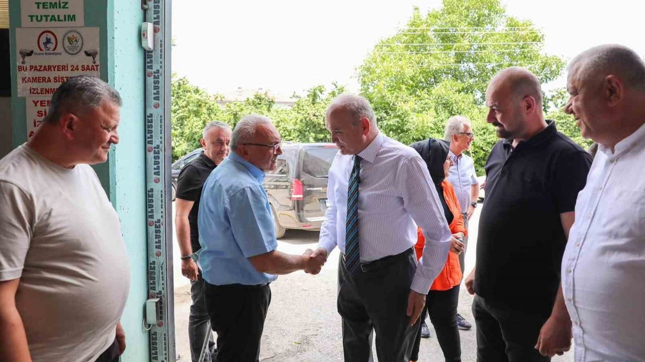 Pazar yerinde aşure ikramı gönülleri buluşturdu