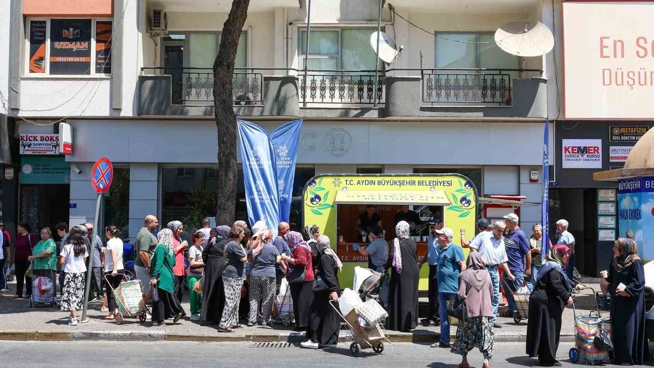 Pazar yerlerinde serinlik: Aydın Büyükşehir limonata dağıtıyor