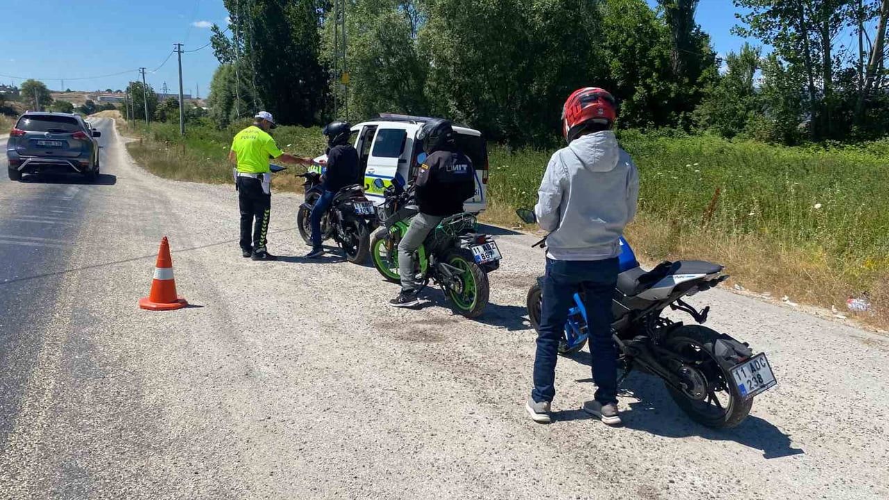 Pazaryeri'nde motosiklet ve elektrikli bisikletlere sıkı denetim