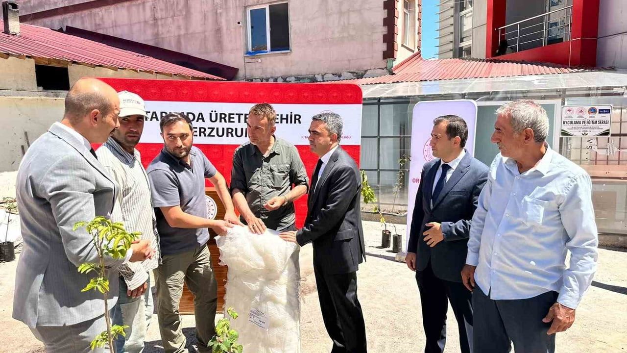 Pazaryolu’nda üreticilere bin meyve fidanı ve 11 sera naylonu desteği