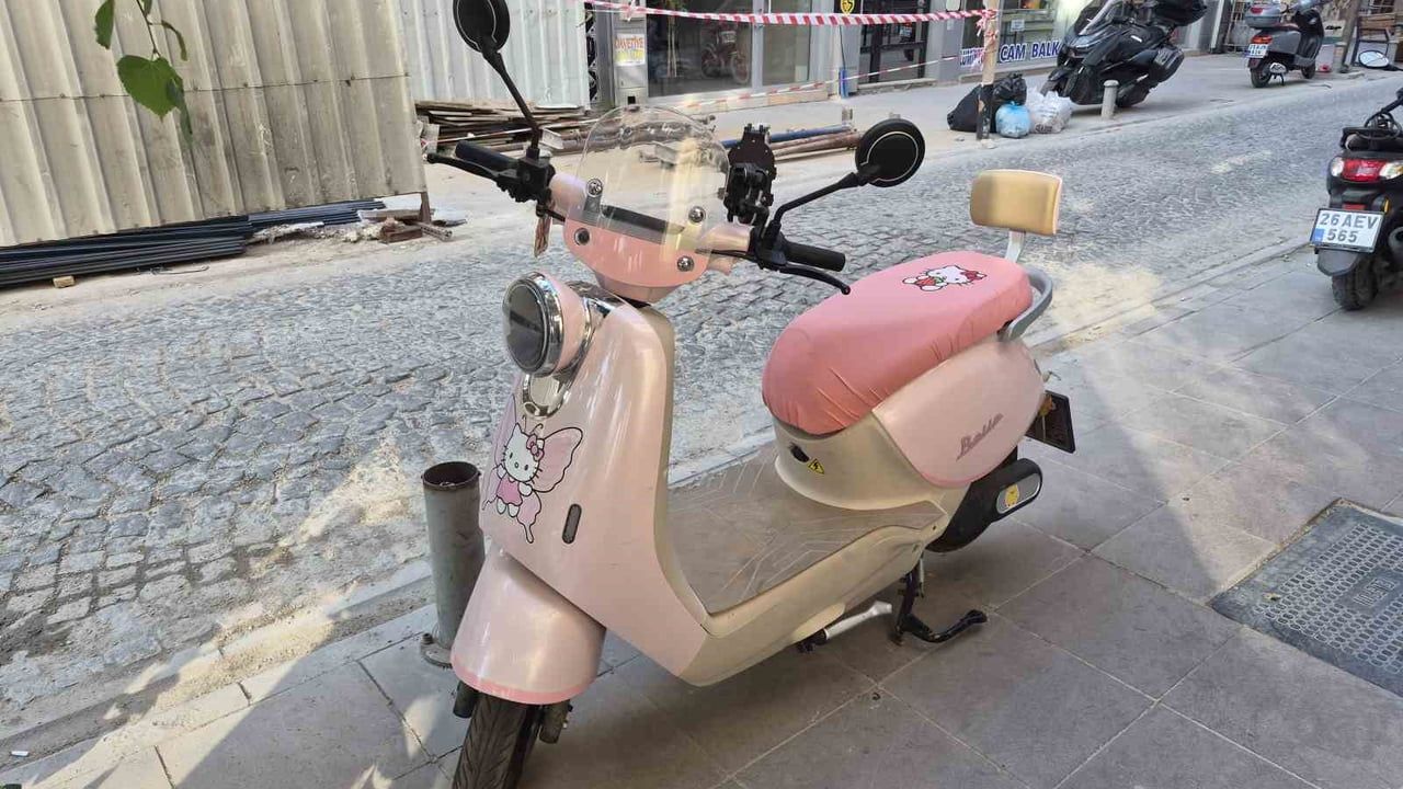 Pembe motosikletin arkasındaki not sokakta gülümsetti