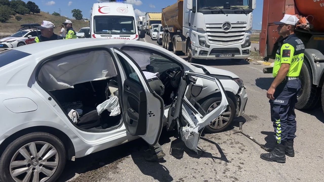 Pendik Kurna köyünde kavşak çarpışması: biri çocuk iki yaralı