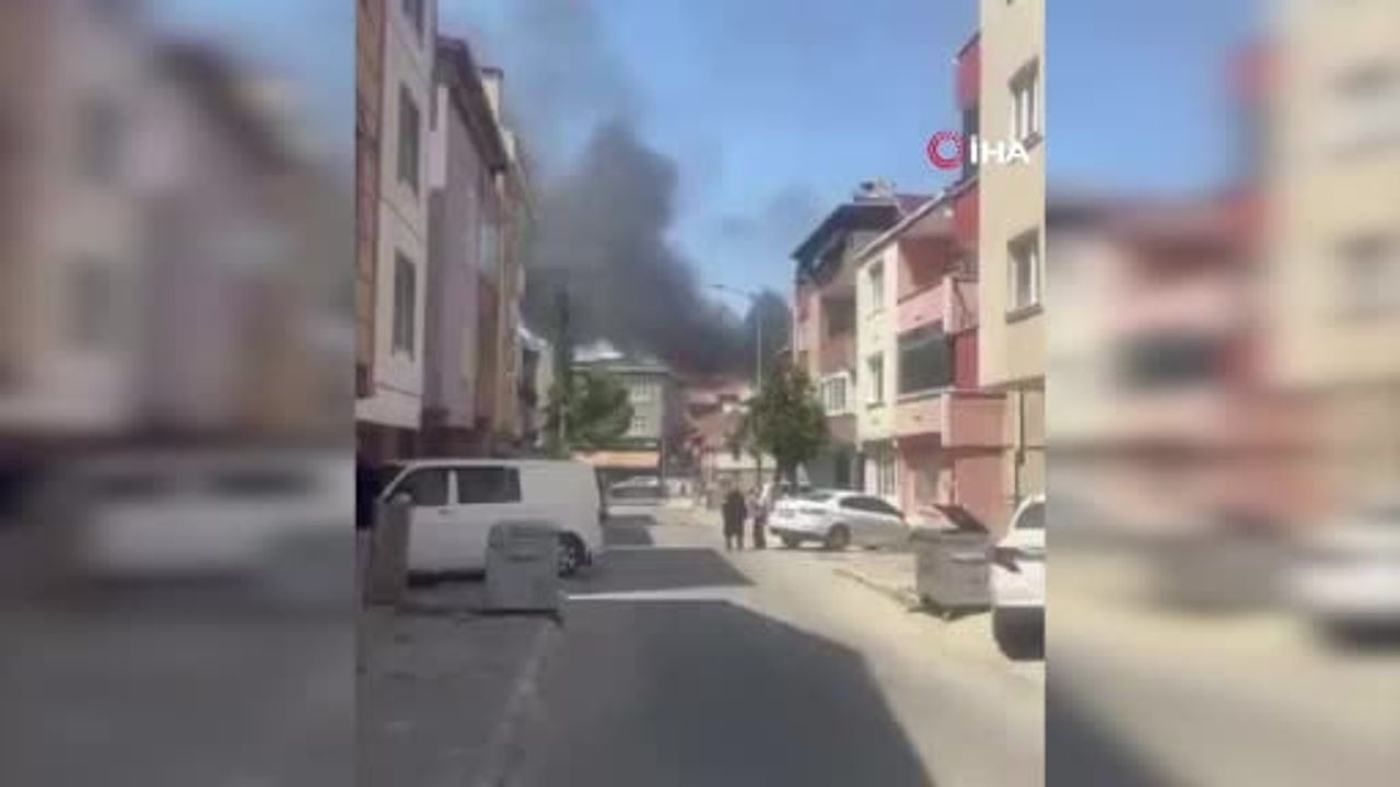 Pendik'te çatı katında çıkan yangın kısa sürede söndürüldü