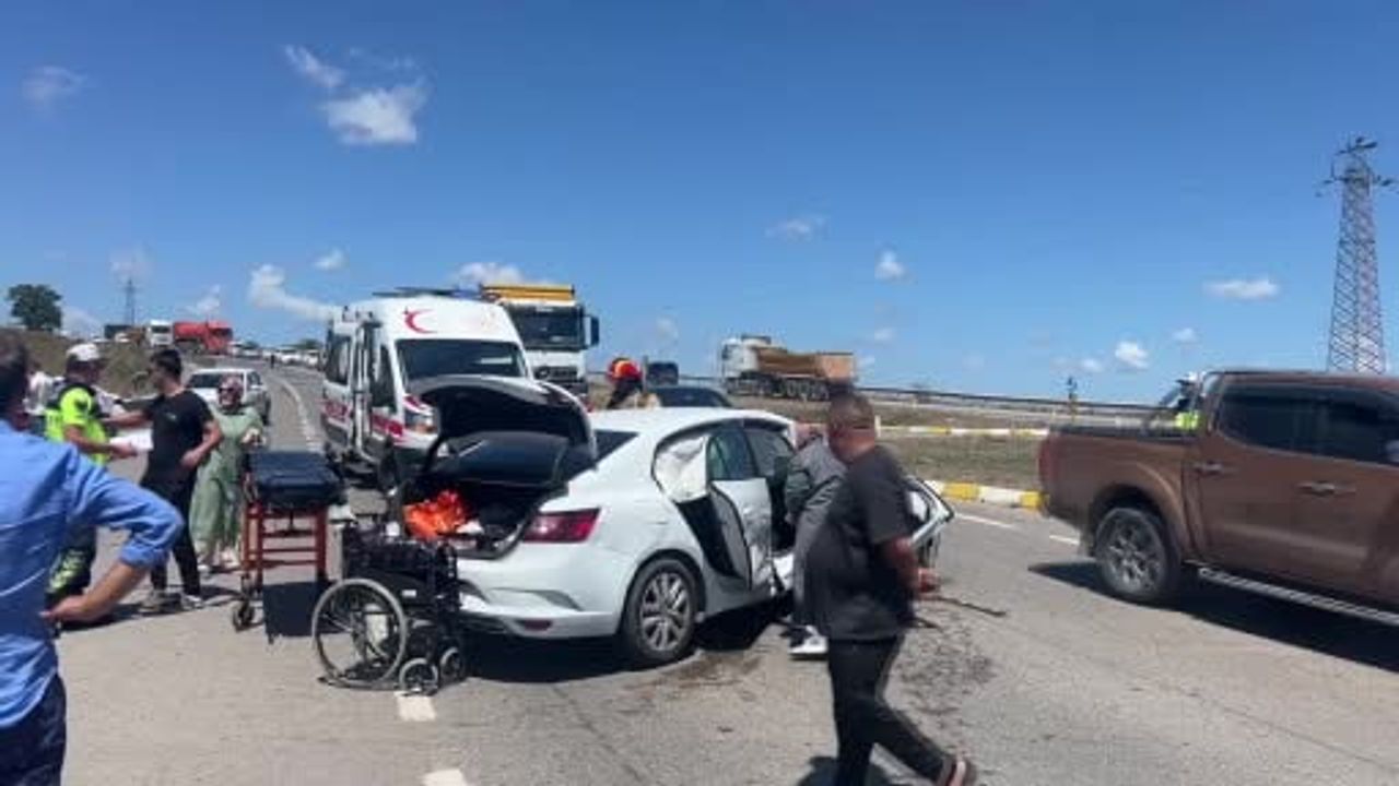 Pendik’te kavşakta çarpışma: biri çocuk iki kişi yaralandı