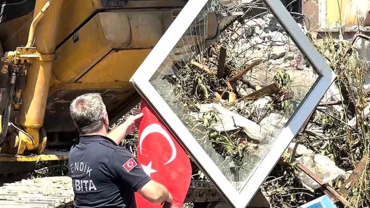Pendik'te kepçe operatörü yıkımdaki Türk bayrağını korudu
