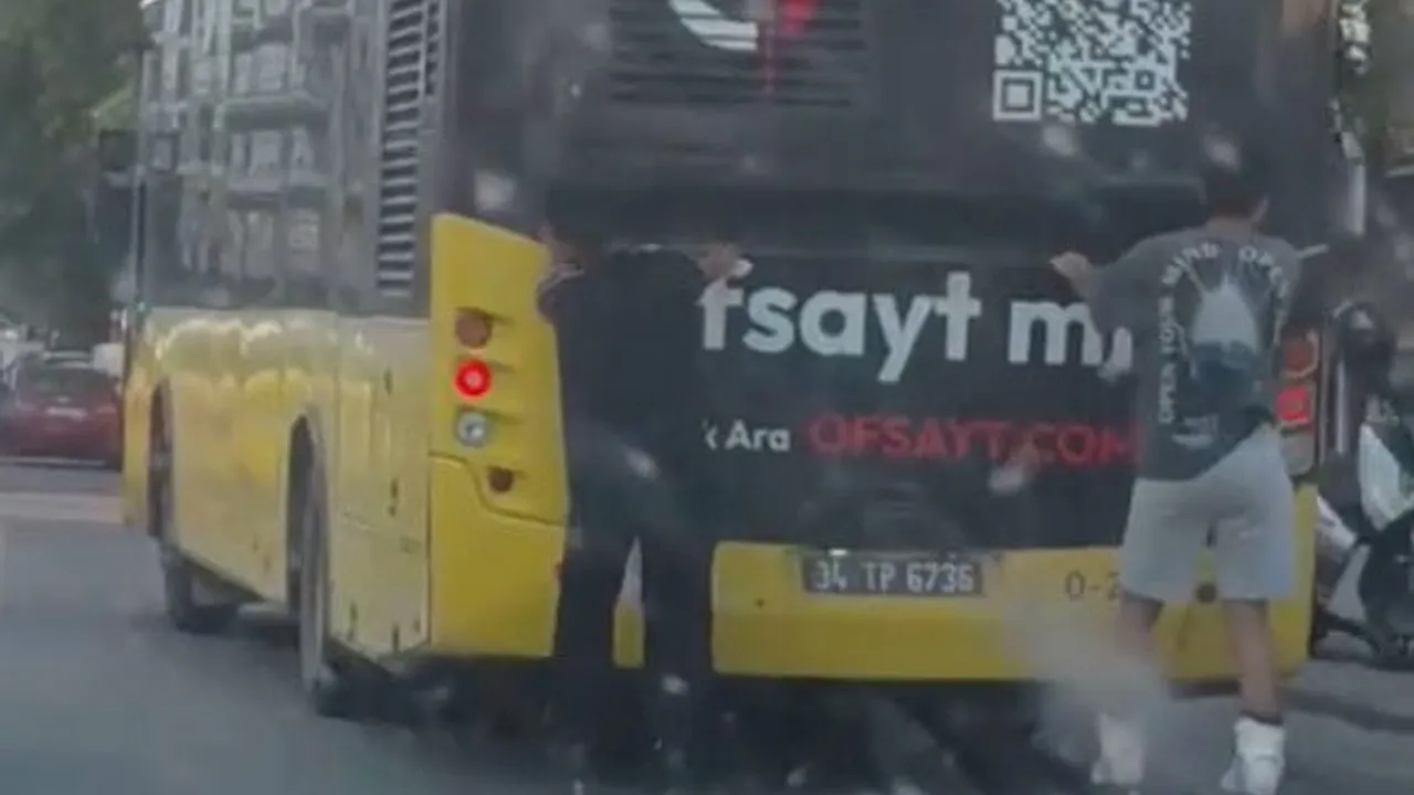Pendik’te patenli iki gencin trafikteki ilginç yolculuğu kamerada