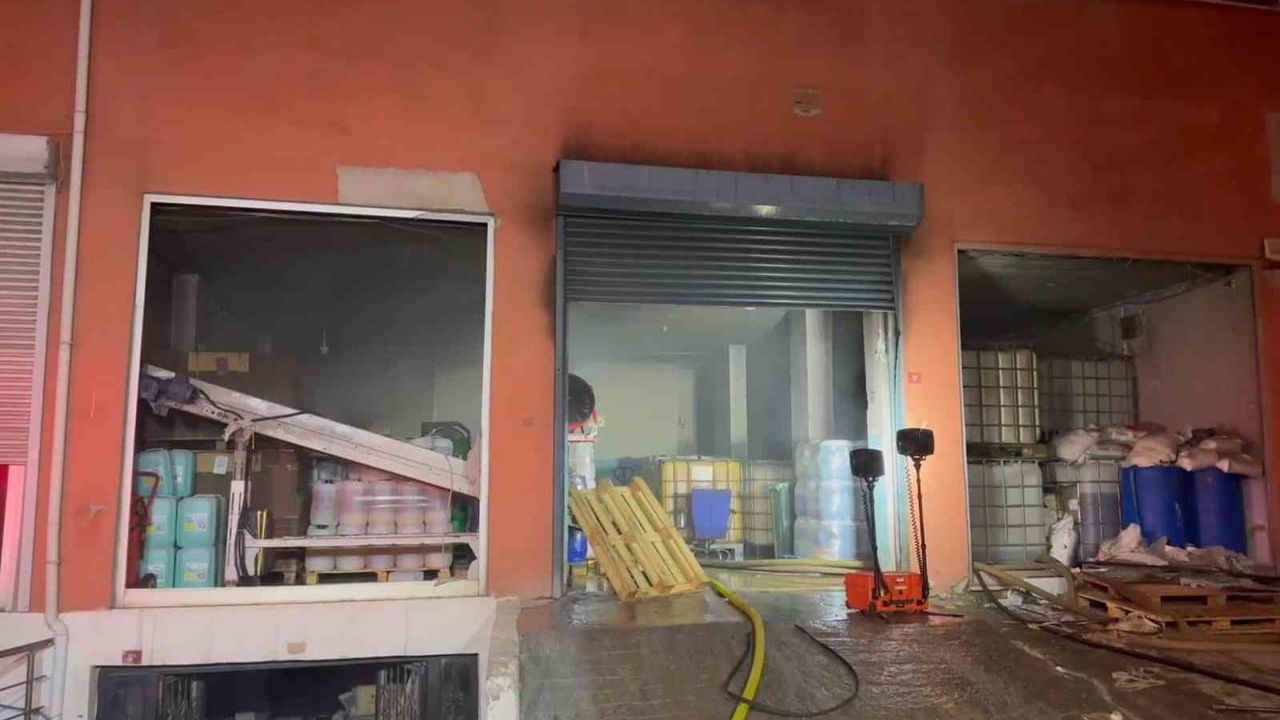 Pendik'te üretim bandında başlayan yangın itfaiye müdahalesiyle durduruldu