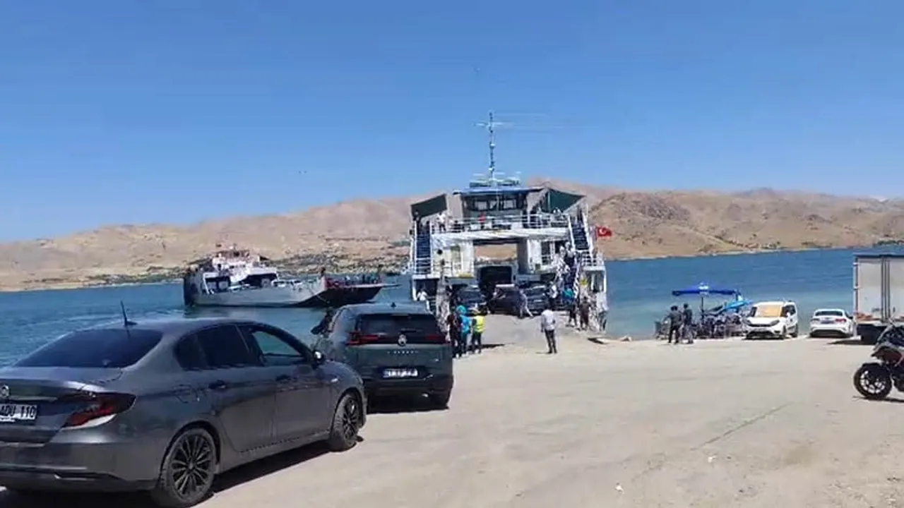 Pertek'te yakıtı biten gezi feribotu iskeleye yanaştırılarak tahliye edildi