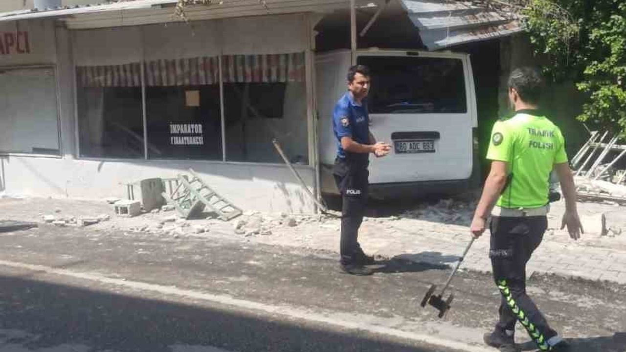 Pikapla çarpışan minibüs kıraathaneye daldı: 1 ölü, 3 yaralı