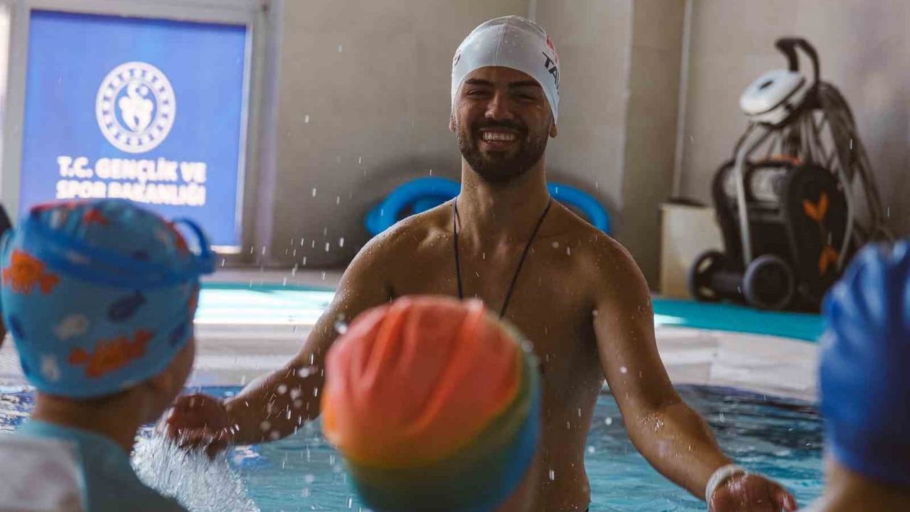 Pınarbaşı yüzme havuzunda çocuklar yüzme öğreniyor