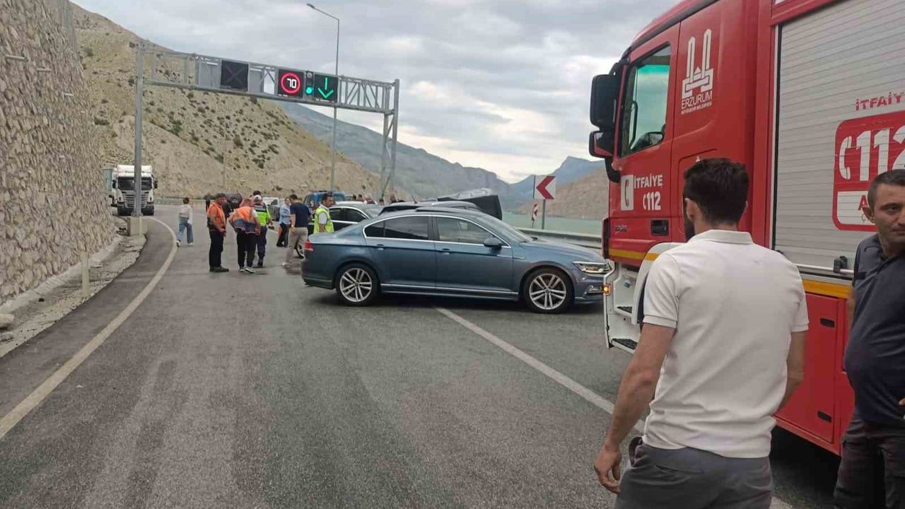 Pirinkayalar tüneli çıkışında iki otomobil çarpıştı: 4 yaralı