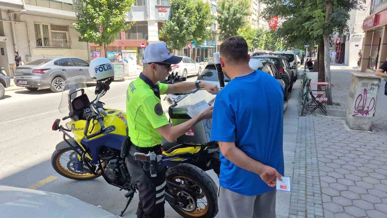 Plakasız elektrikli motosikleti bağlanan sürücü denetim caddesinden taksiyle ayrıldı